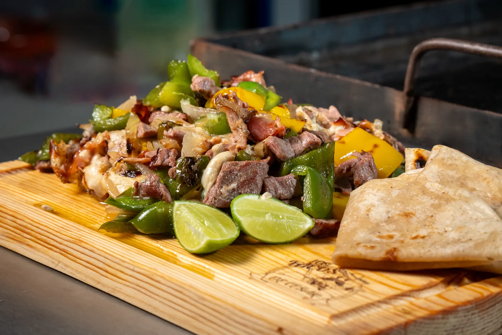 Alambre con carne, pimientos, cebolla y tortillas