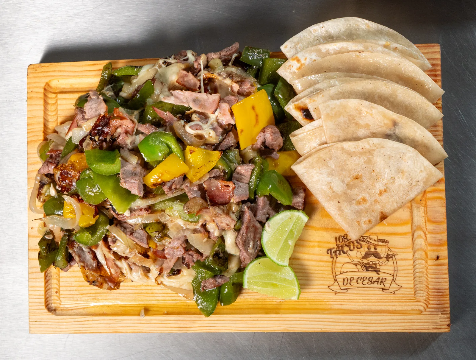 Tabla con carne, vegetales y tortillas
