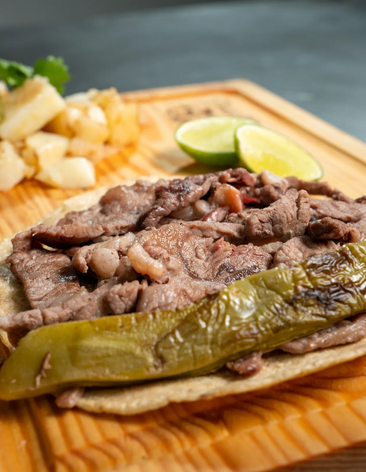 Carne asada con papas y chile