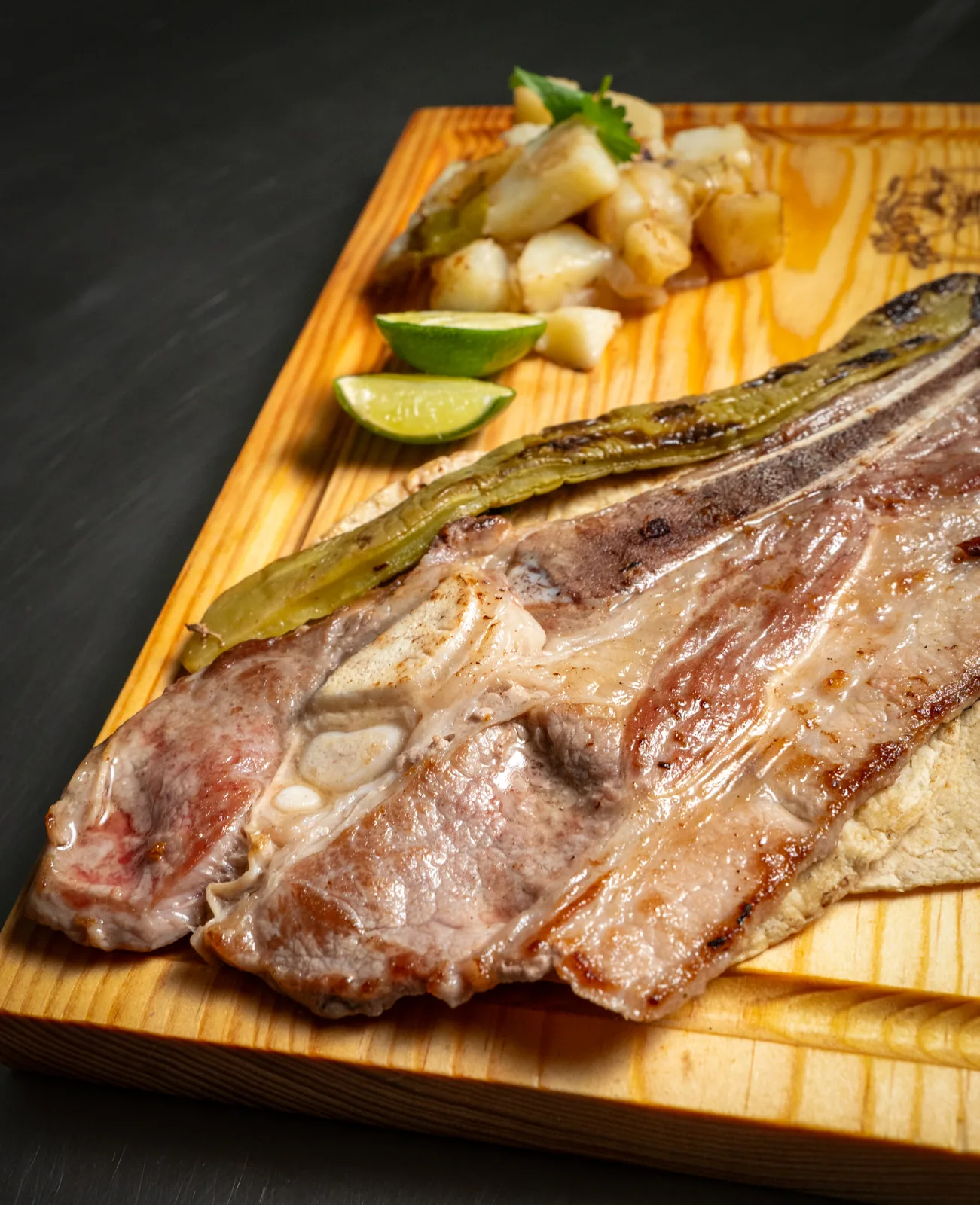 Corte de carne servido en tabla