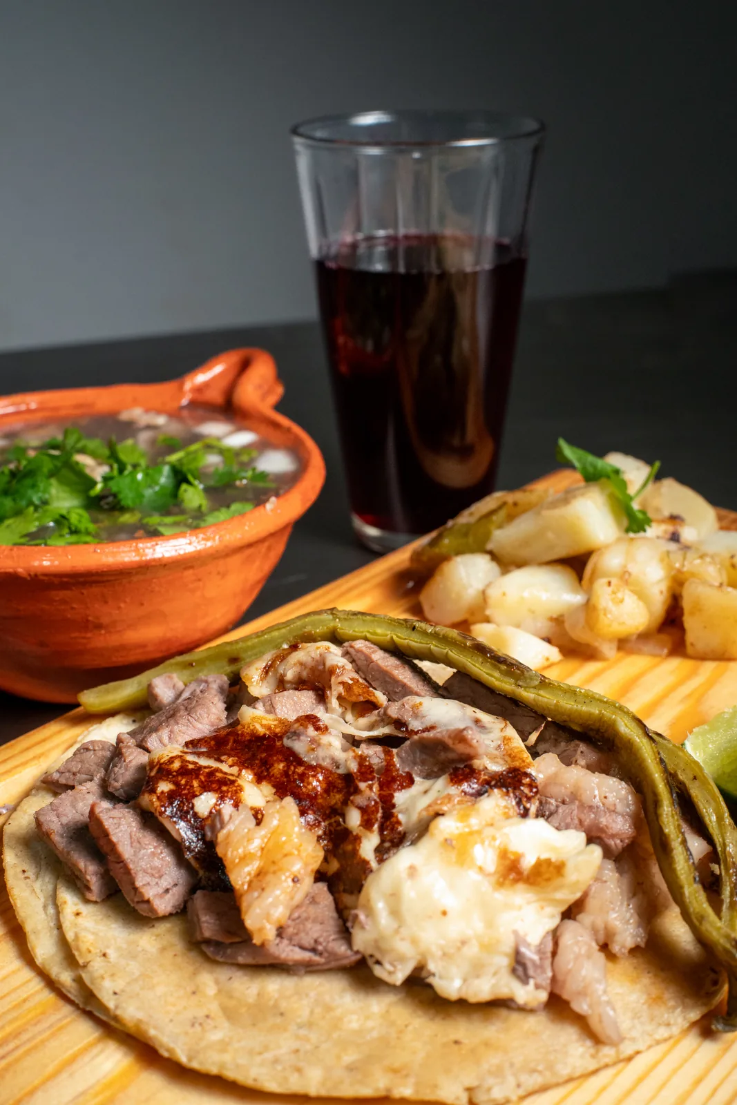 Papa asada con carne y acompañamientos