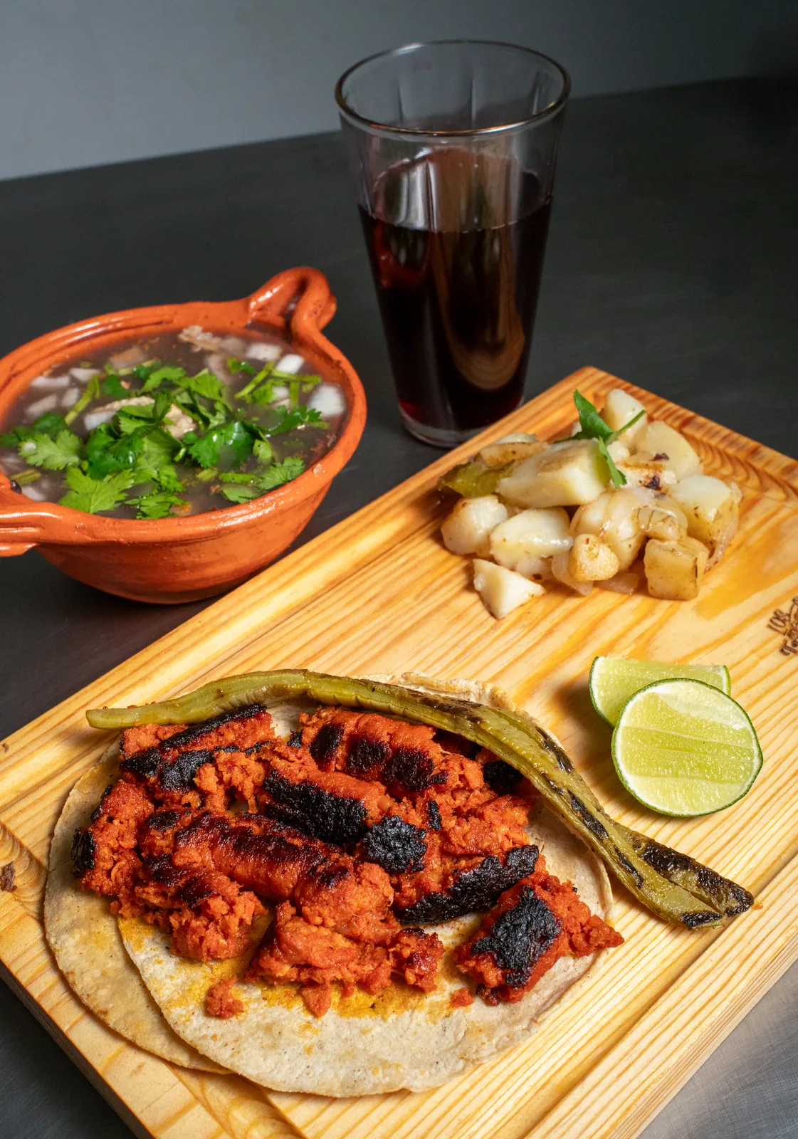 Platillo de pastor con acompañamientos