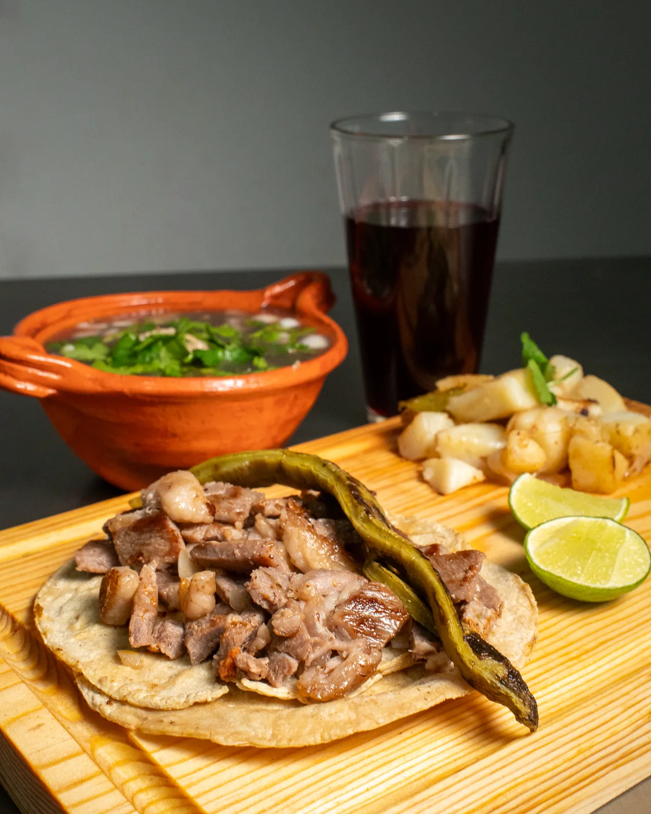 Taco con carne, bebida y complementos